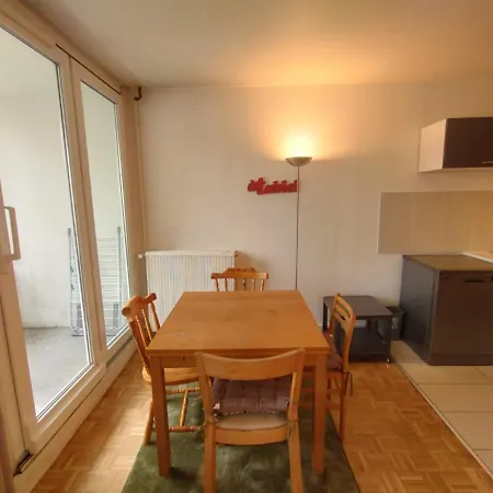 5 Mn Walk Metro/la Defense/netflix/parking