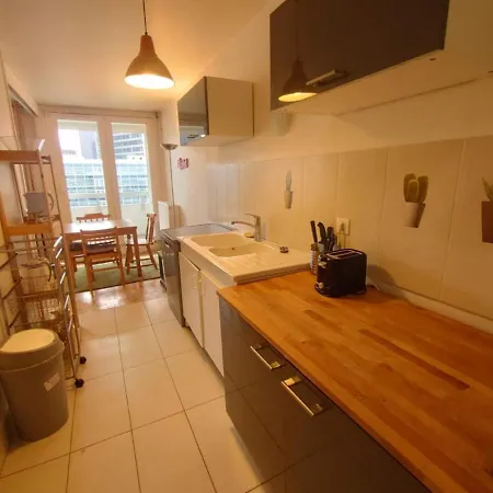 5 Mn Walk Metro/la Defense/netflix/parking * Courbevoie