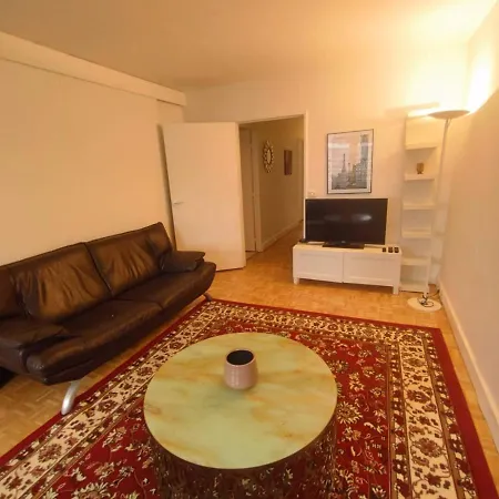 5 Mn Walk Metro/la Defense/netflix/parking * Courbevoie