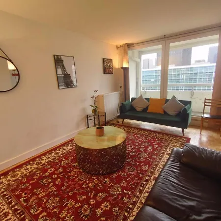 5 Mn Walk Metro/la Defense/netflix/parking