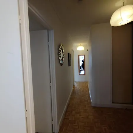 5 Mn Walk Metro/la Defense/netflix/parking Courbevoie