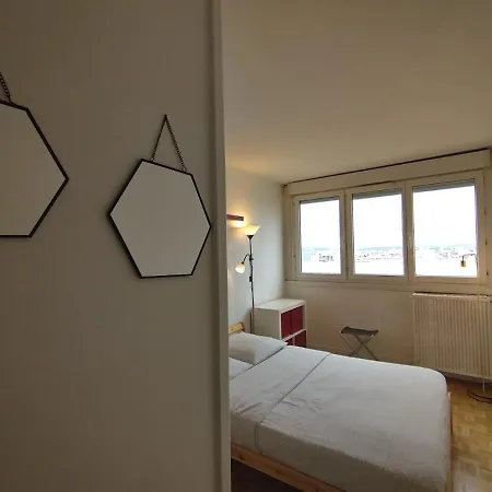 5 Mn Walk Metro/la Defense/netflix/parking